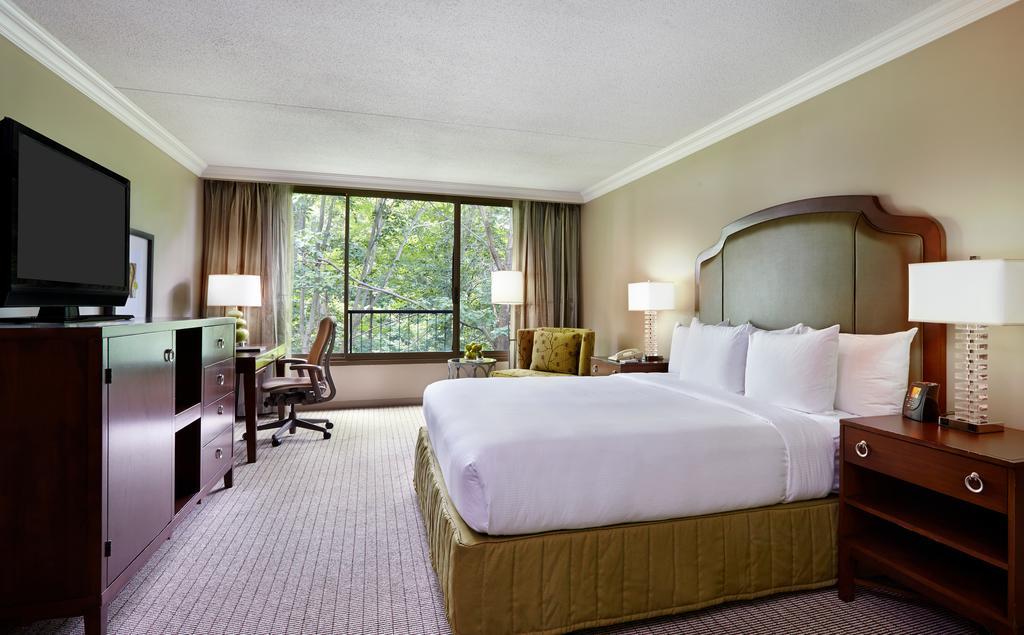 Hilton Westchester 라이브룩 외부 사진