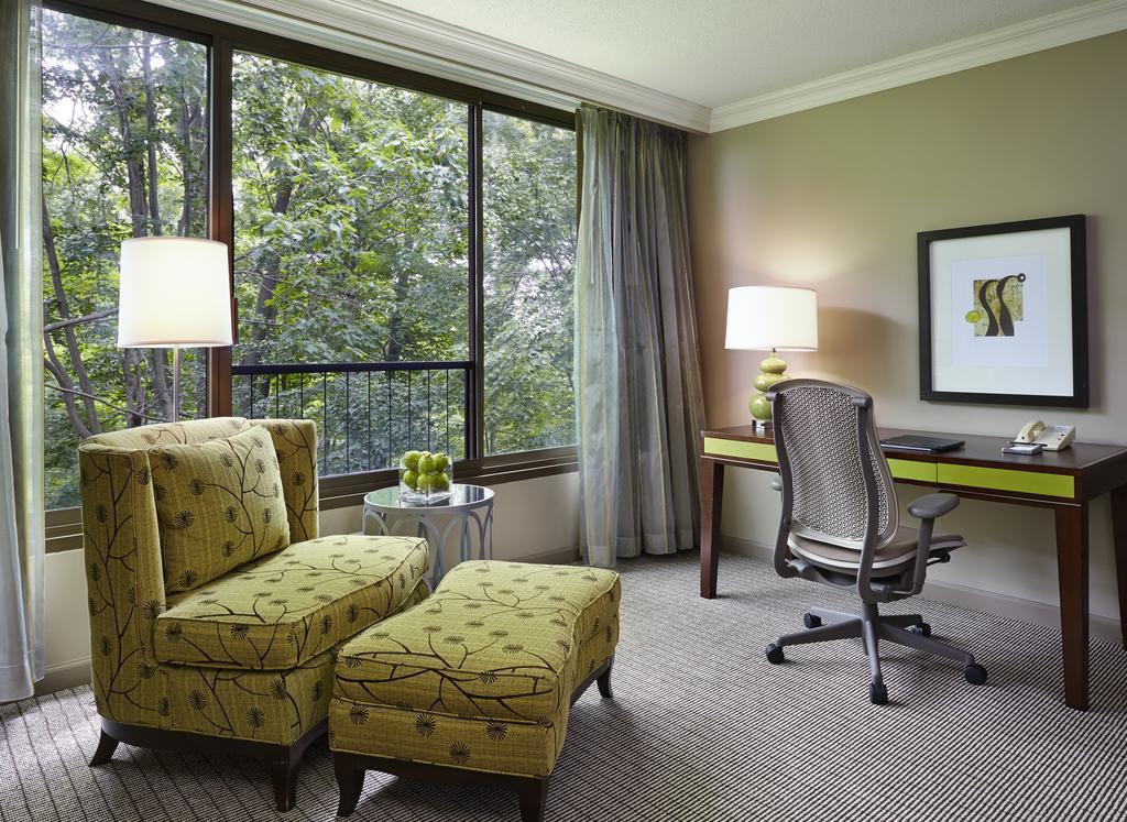 Hilton Westchester 라이브룩 외부 사진