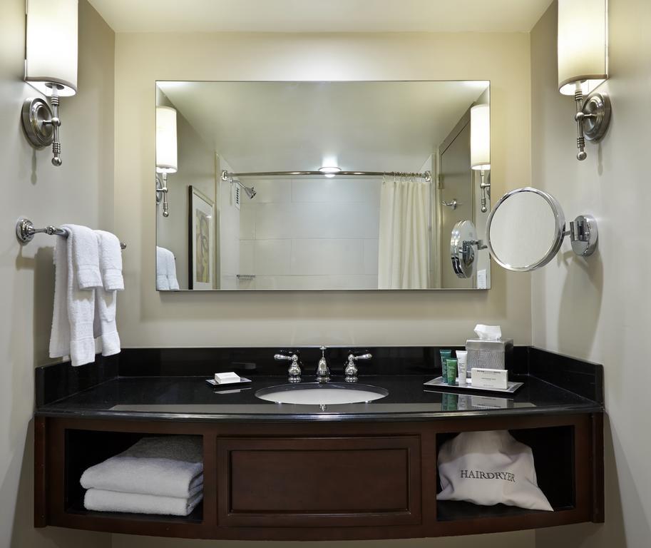 Hilton Westchester 라이브룩 외부 사진