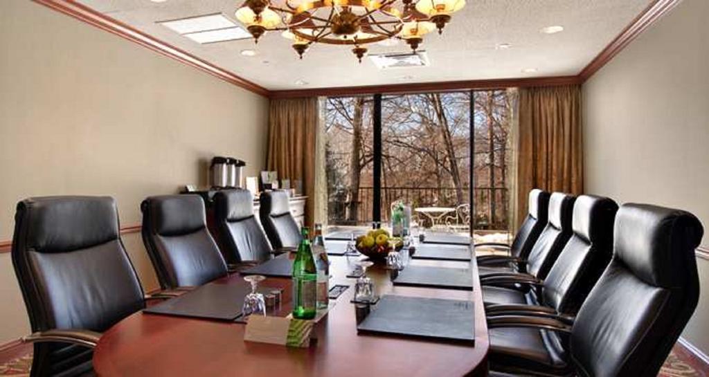 Hilton Westchester 라이브룩 외부 사진
