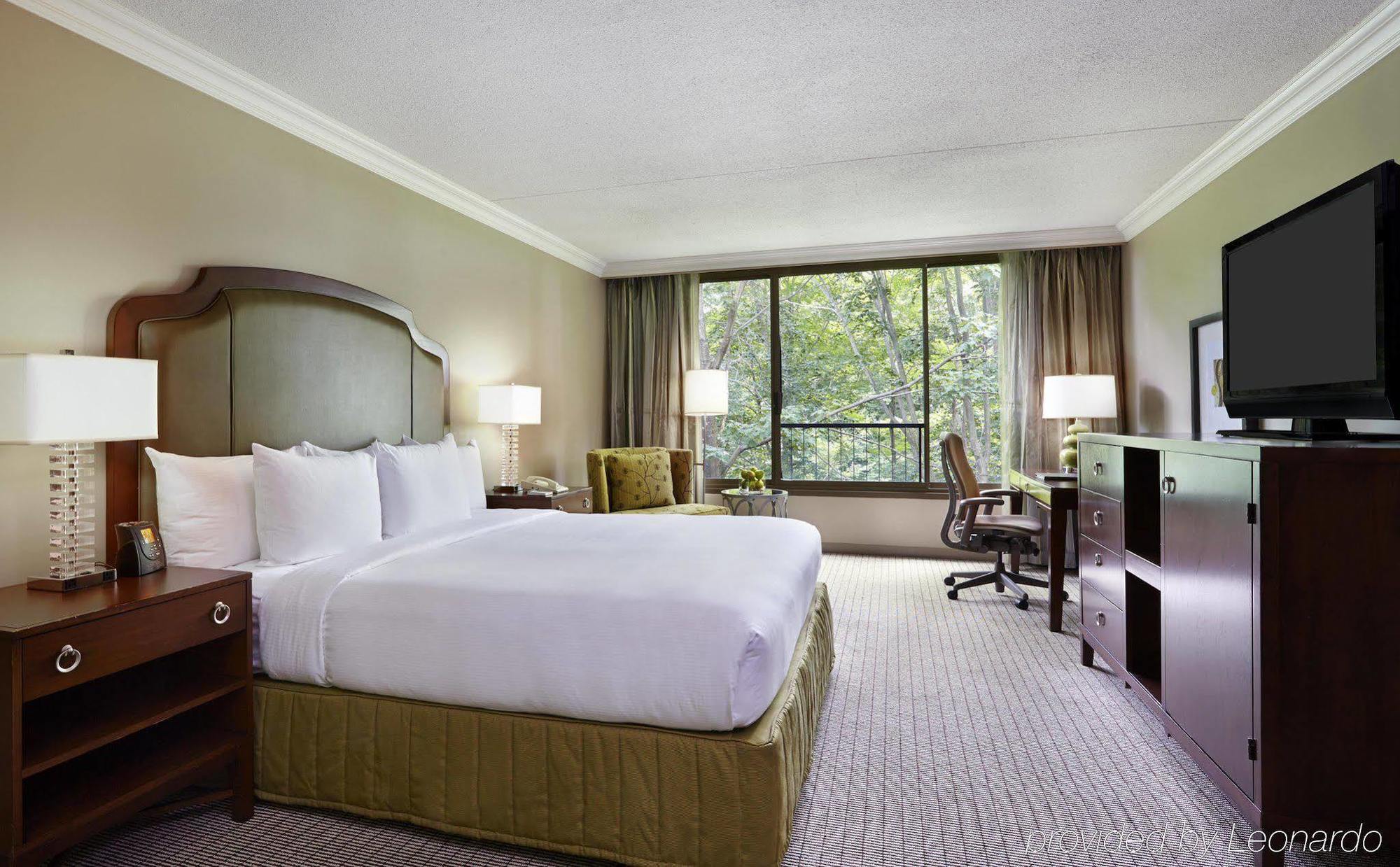 Hilton Westchester 라이브룩 외부 사진
