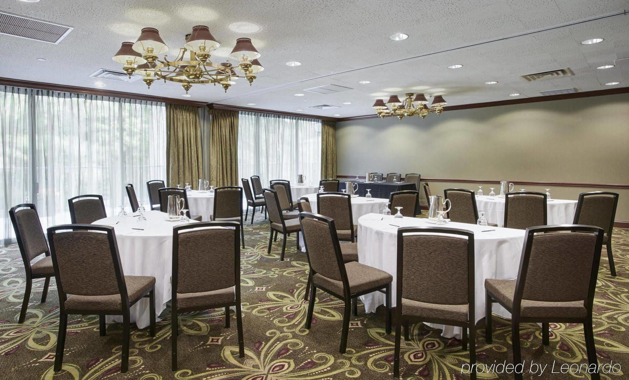 Hilton Westchester 라이브룩 외부 사진