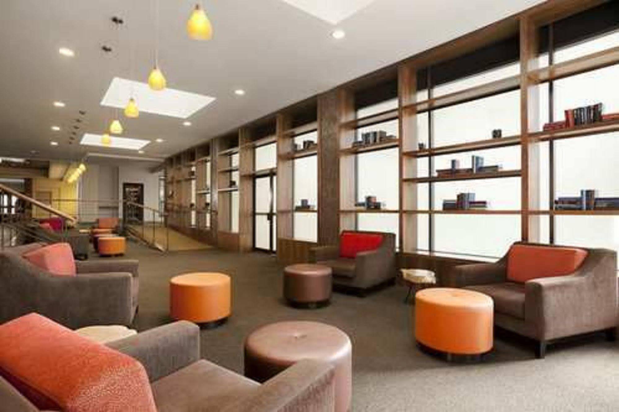 Hilton Westchester 라이브룩 외부 사진