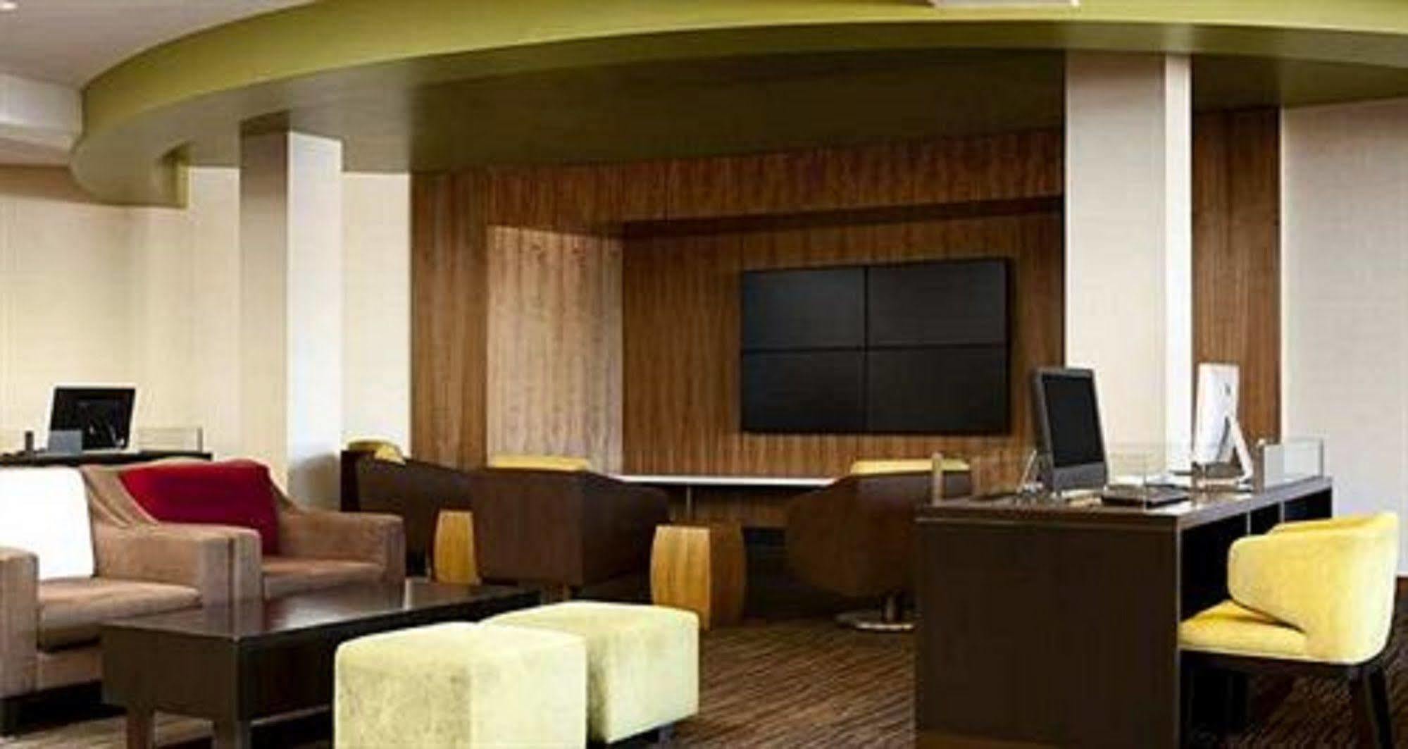 Hilton Westchester 라이브룩 외부 사진