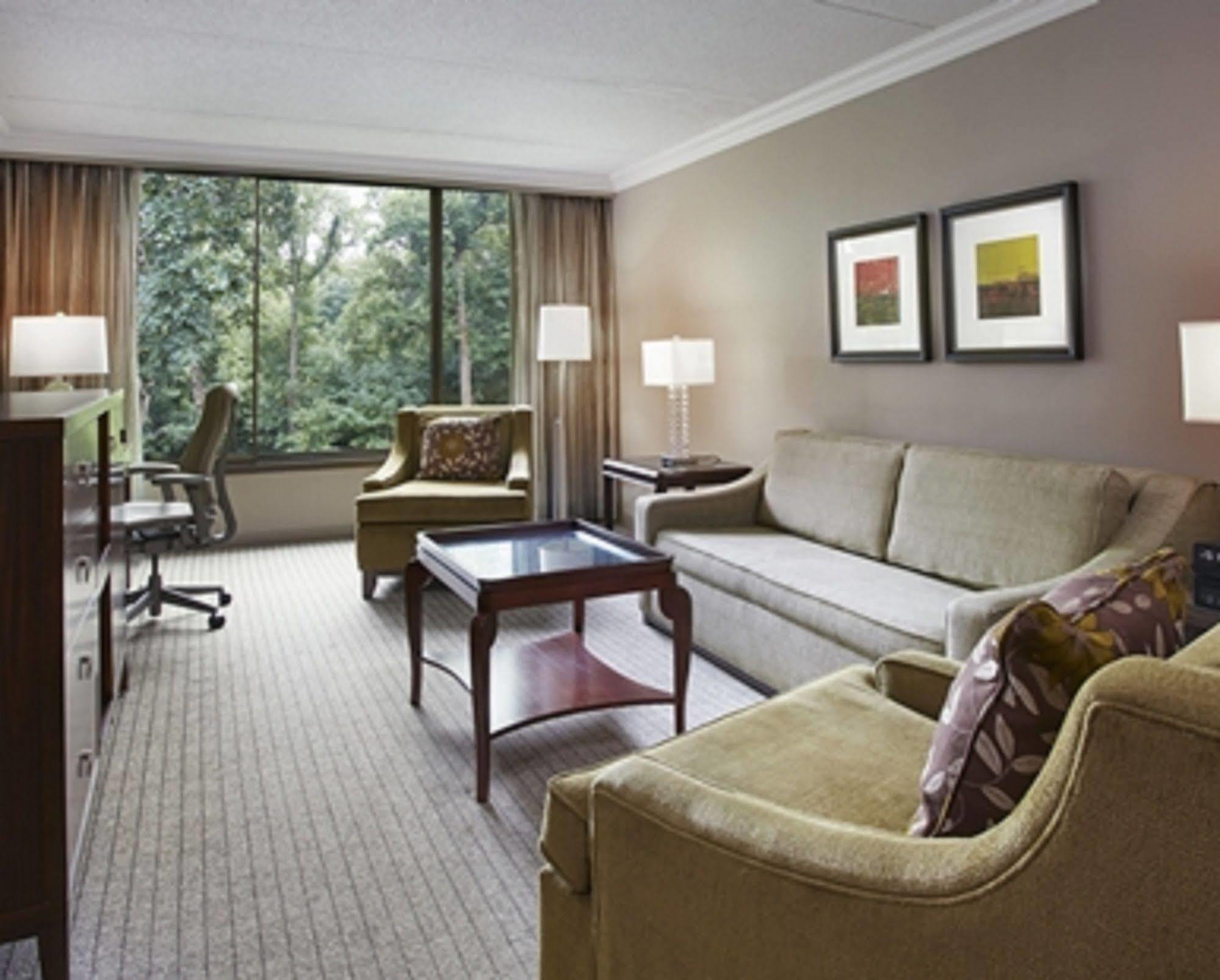 Hilton Westchester 라이브룩 외부 사진