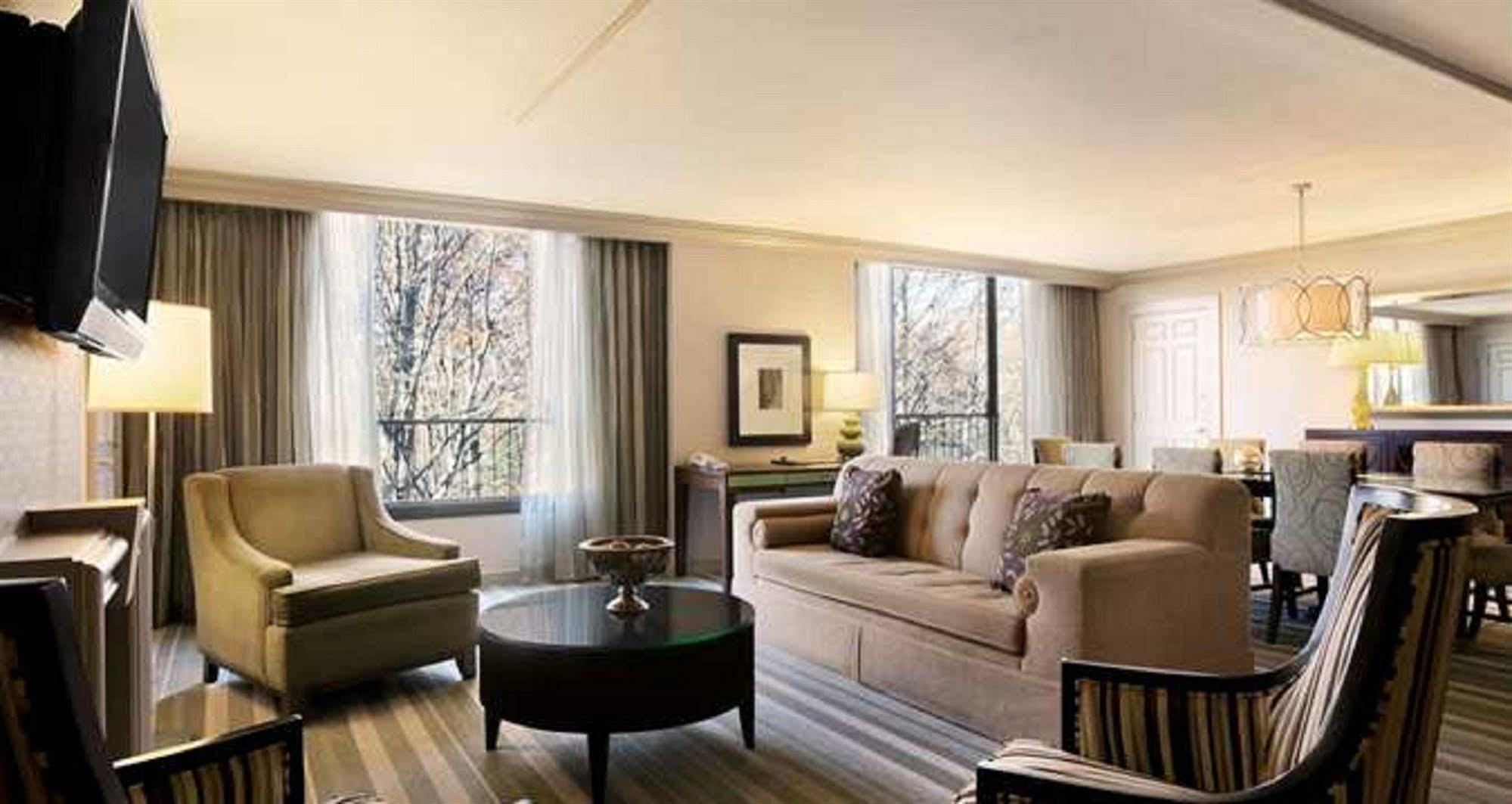 Hilton Westchester 라이브룩 외부 사진