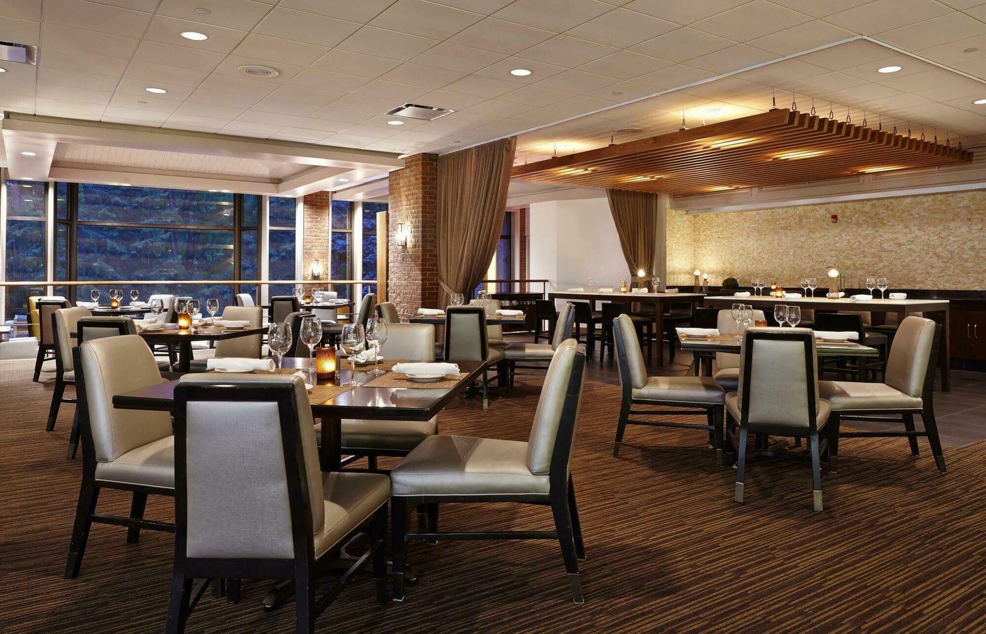 Hilton Westchester 라이브룩 외부 사진