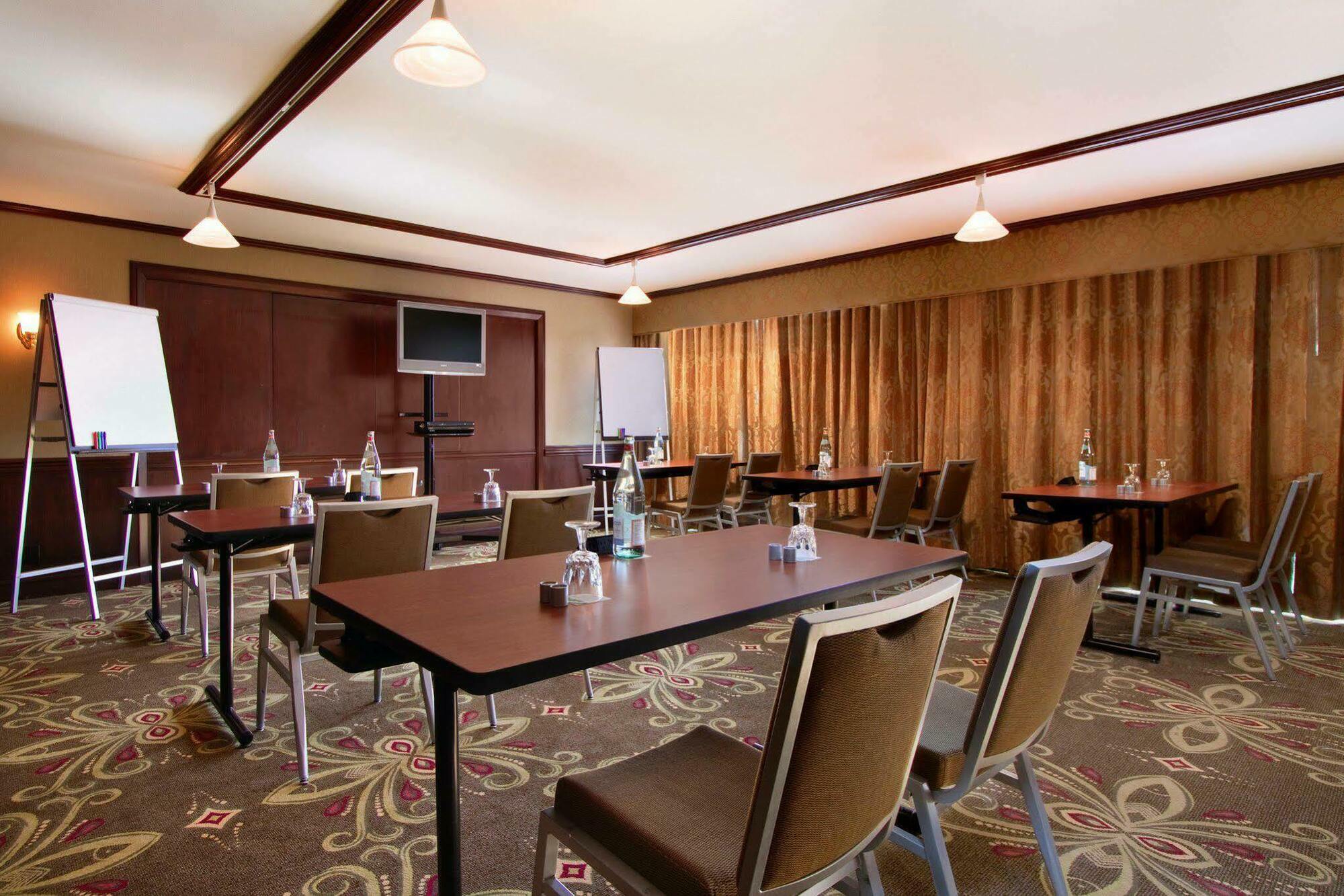 Hilton Westchester 라이브룩 외부 사진