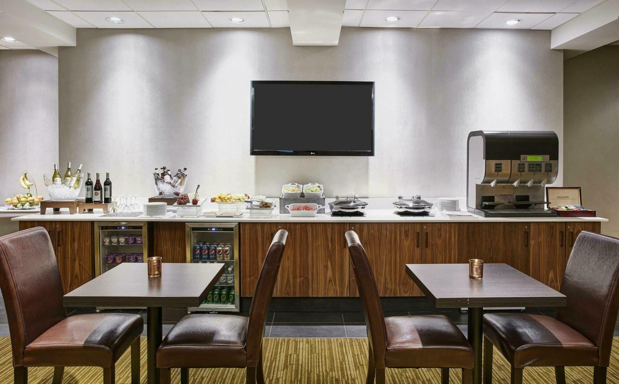 Hilton Westchester 라이브룩 외부 사진